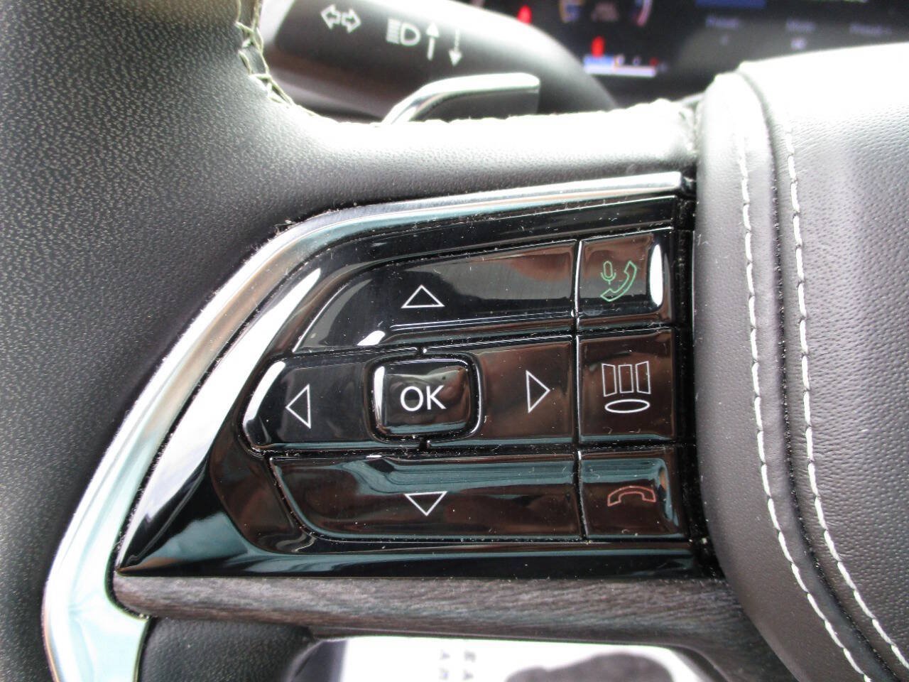 Used 2023 Jeep Grand Cherokee Overland AWD/4WD image 19