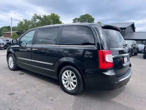 Used 2016 Chrysler Town & Country Limited Platinum FWD image 6