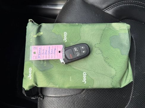 Used 2019 Jeep Cherokee Limited AWD/4WD image 38