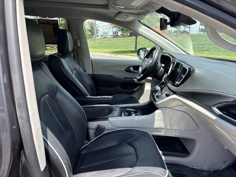 Used 2022 Chrysler Pacifica Limited FWD image 25