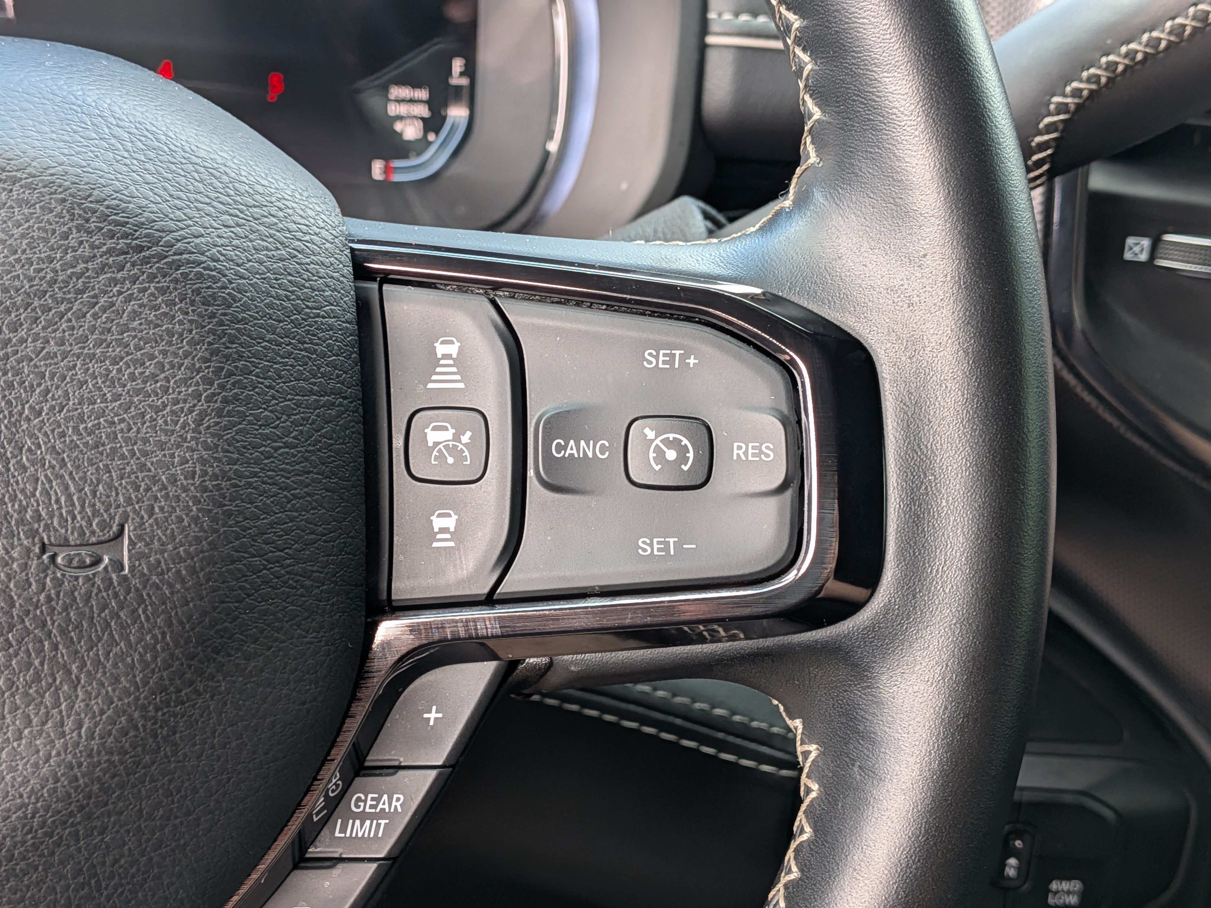 Used 2025 RAM 2500 Limited AWD/4WD image 26