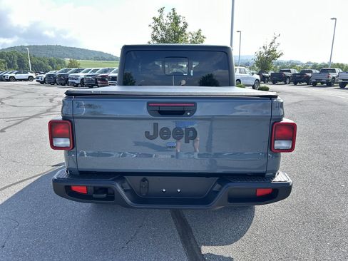 Used 2025 Jeep Gladiator Overland AWD/4WD image 6