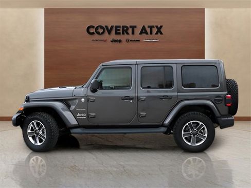 Used 2018 Jeep Wrangler Unlimited Sahara image 2