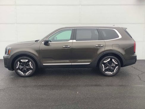 Used 2024 Kia Telluride S w/ S Sunroof Package image 2