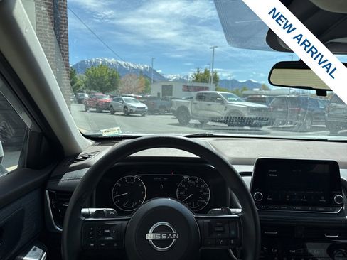 Used 2022 Nissan Rogue SV AWD/4WD image 19