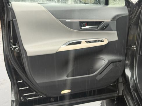 Certified 2023 Toyota Venza XLE image 13