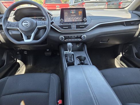Used 2025 Nissan Altima 2.5 SV FWD image 15