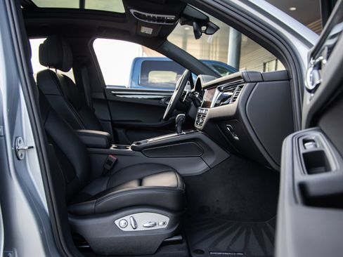 Certified 2026 Porsche Macan AWD/4WD image 43