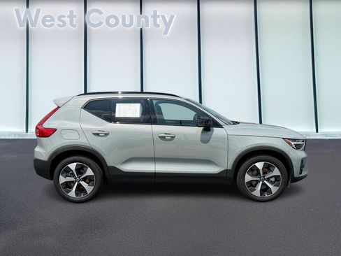 Certified 2026 Volvo XC40 B5 Plus AWD/4WD image 2