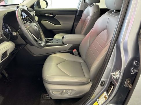 Used 2023 Toyota Highlander XLE FWD image 17