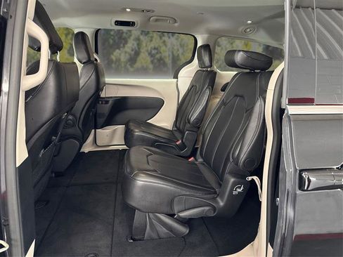Used 2024 Chrysler Pacifica Touring-L image 10