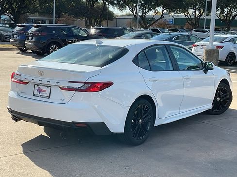 Used 2025 Toyota Camry SE image 5