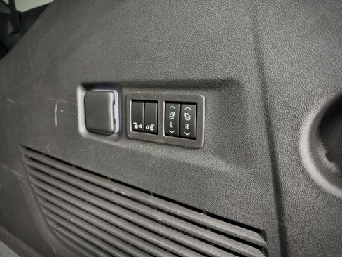 Used 2023 GMC Yukon XL SLT w/ SLT Premium Package image 32