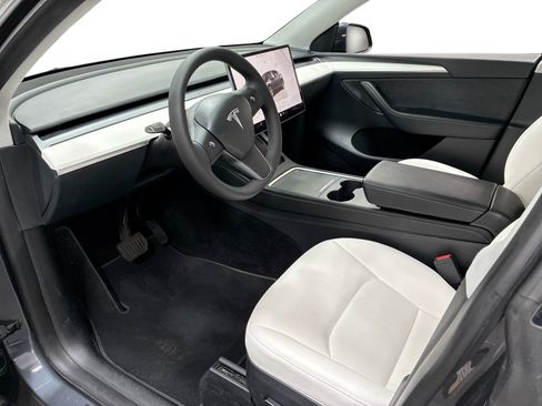 Certified 2023 Tesla Model Y Long Range AWD/4WD image 9
