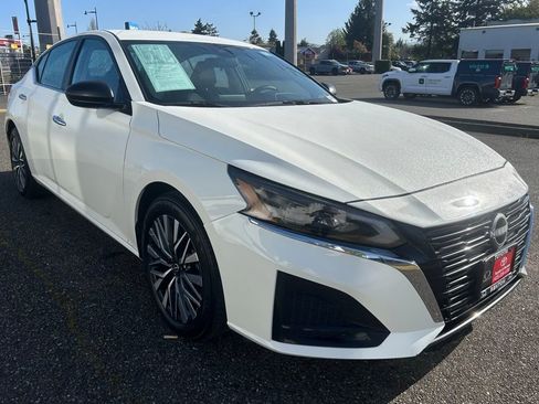 Used 2025 Nissan Altima 2.5 SV FWD image 3