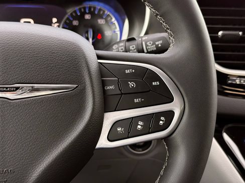 Used 2023 Chrysler Pacifica Touring-L FWD image 37
