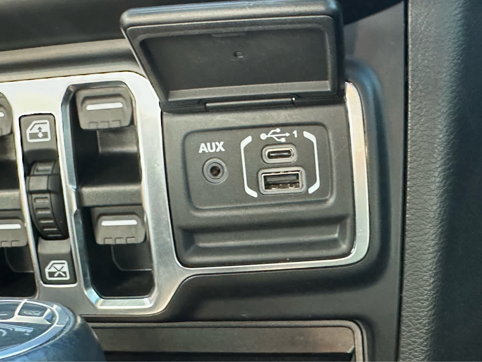 Used 2022 Jeep Gladiator Overland w/ Popular Equipment Package AWD/4WD image 23