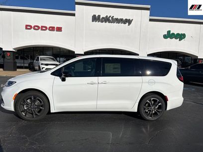 New 2026 Chrysler Pacifica Select