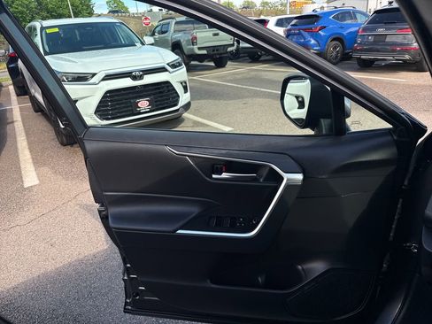 Used 2025 Toyota RAV4 XLE AWD/4WD image 32