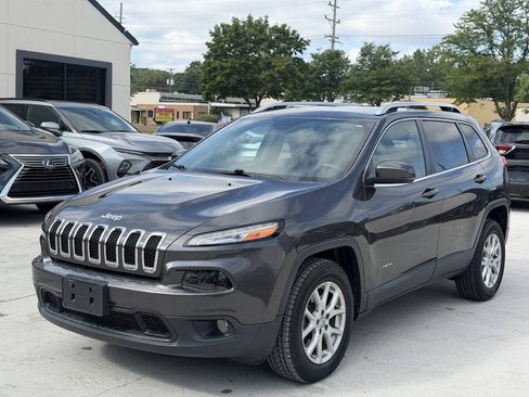 Used 2017 Jeep Cherokee Latitude w/ Safety/Convenience Group AWD/4WD image 2