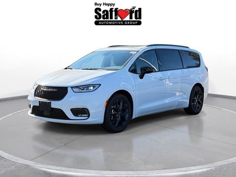 New 2026 Chrysler Pacifica Limited w/ Uconnect Theater Family Group FWD image 1