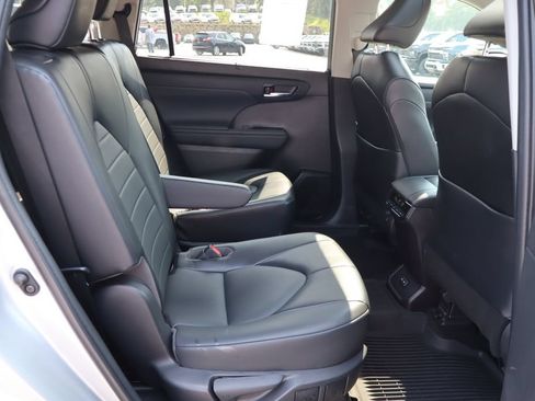 Used 2022 Toyota Highlander XLE AWD/4WD image 24