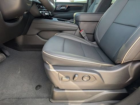 Used 2026 Chevrolet Suburban Premier w/ Sun And Tow Package RWD image 21