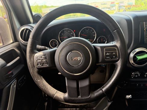 Used 2012 Jeep Wrangler Unlimited Sahara w/ Connectivity Group AWD/4WD image 11