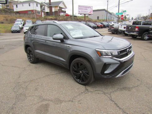 New 2024 Volkswagen Taos SE image 4