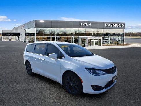 Used 2018 Chrysler Pacifica Touring Plus w/ S Appearance Package FWD image 10