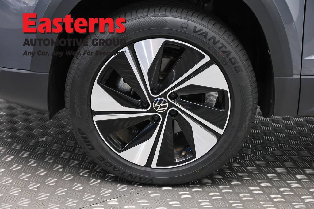 Used 2025 Volkswagen Taos SE AWD/4WD image 32