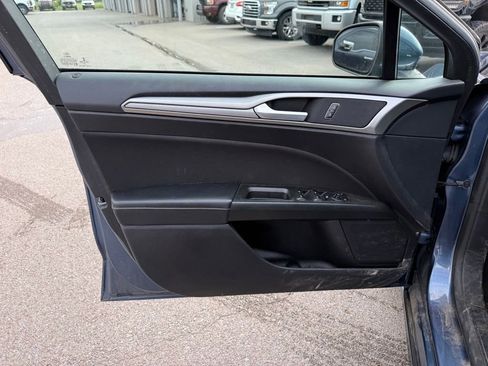 Used 2019 Ford Fusion SE FWD image 6