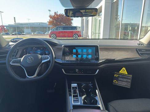 New 2026 Volkswagen Atlas SE image 12