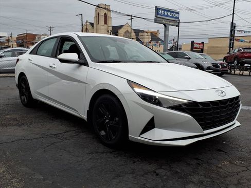 Certified 2022 Hyundai Elantra SEL w/ Preferred Accessory Package image 3