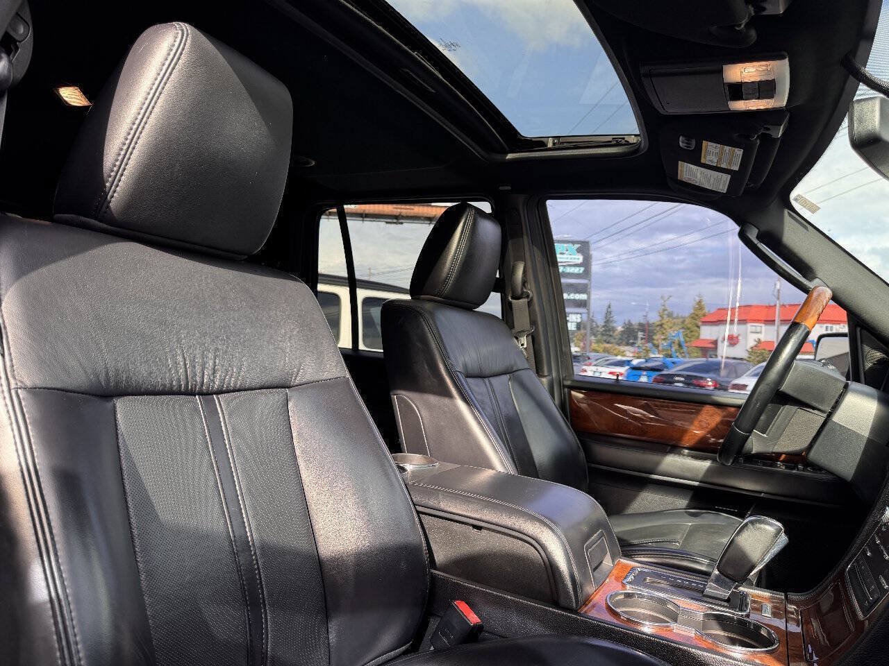 Used 2017 Lincoln Navigator Select RWD image 16