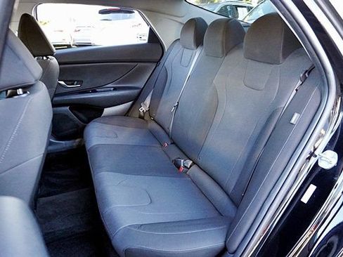 Certified 2025 Hyundai Elantra SE FWD image 24