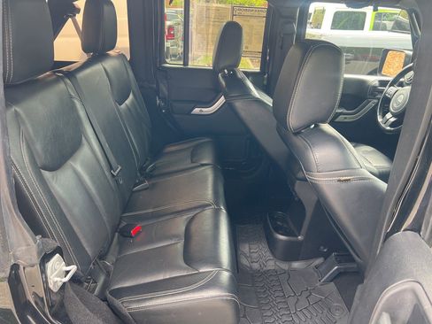 Used 2015 Jeep Wrangler Unlimited Sahara w/ Connectivity Group AWD/4WD image 18