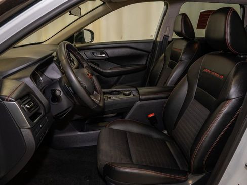 Certified 2025 Nissan Rogue SV image 11