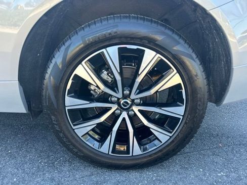 Used 2025 Volvo XC60 B5 Plus AWD/4WD image 9