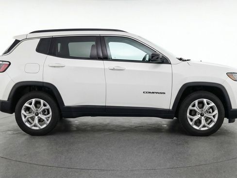 Used 2025 Jeep Compass Latitude AWD/4WD image 11