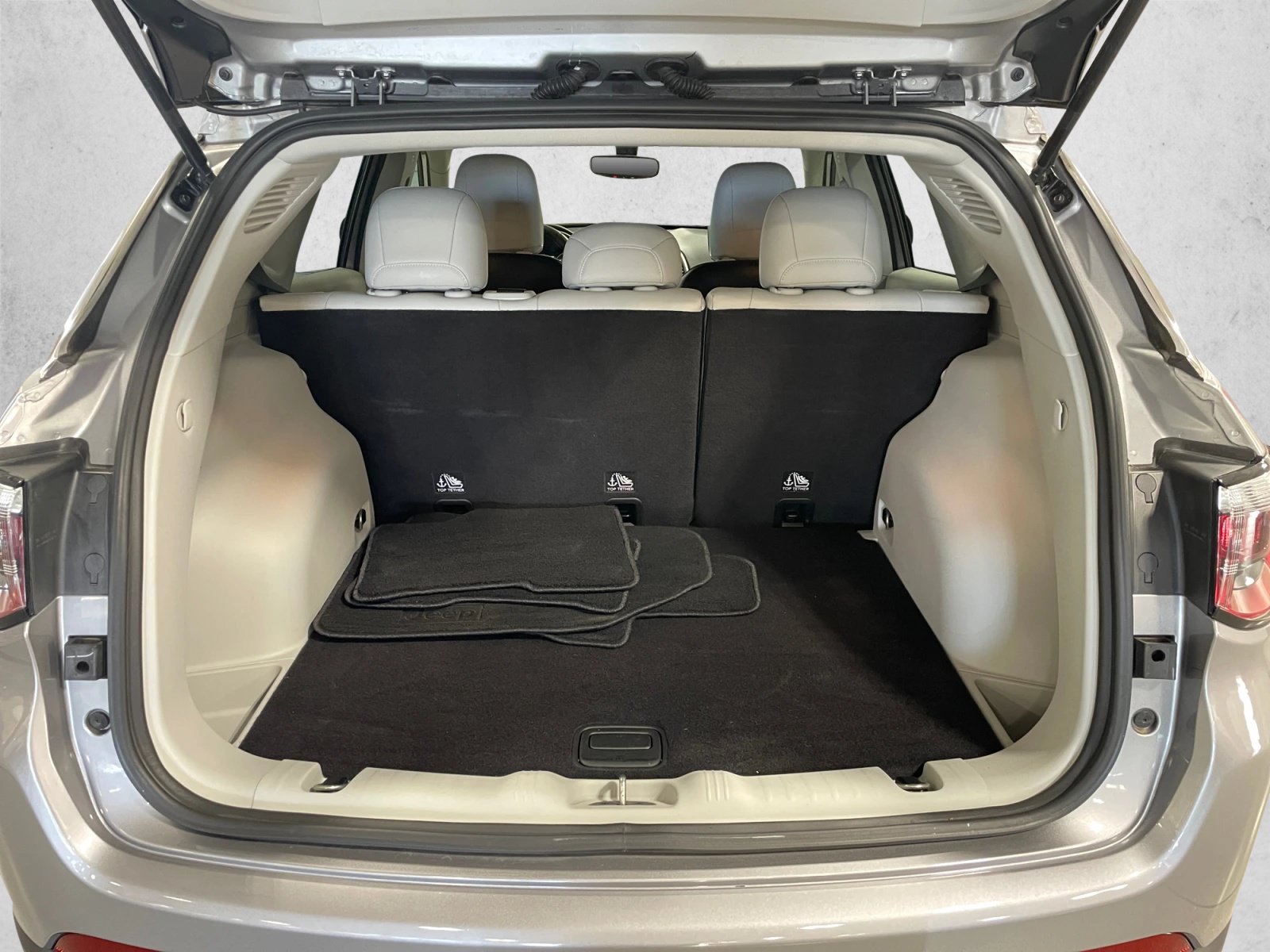 Used 2017 Jeep Compass Latitude w/ Popular Equipment Group FWD image 23