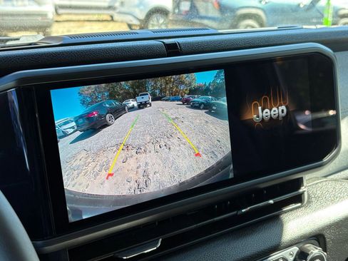 Used 2025 Jeep Wrangler Sport S image 17