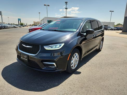 Used 2023 Chrysler Pacifica Touring-L FWD image 3