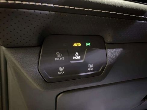 Used 2024 Volkswagen Atlas SE AWD/4WD image 32