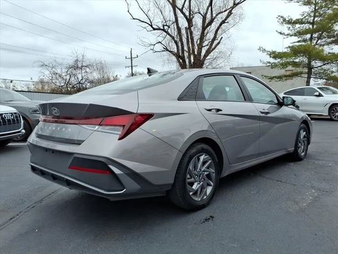 Used 2024 Hyundai Elantra SEL image 3