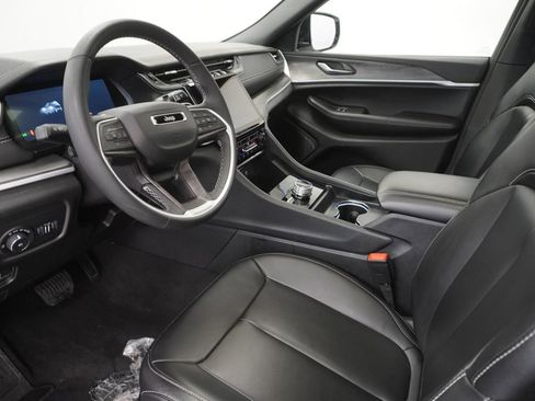 Used 2025 Jeep Grand Cherokee Limited AWD/4WD image 19