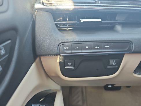 Used 2023 Cadillac Escalade Premium Luxury AWD/4WD image 25