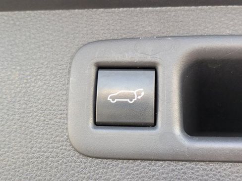 Used 2020 Toyota Highlander XLE image 13