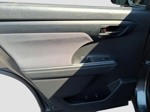 Used 2023 Toyota Highlander L image 10