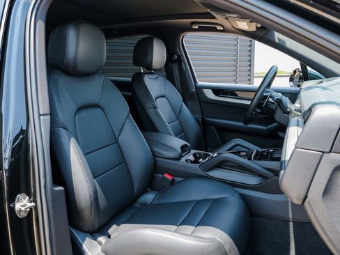Certified 2025 Porsche Cayenne image 28